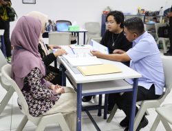 Gubernur Andra Soni Beri Contoh, Gerakan Antar Anak Ambil Rapot Perkuat Pendidikan Karakter