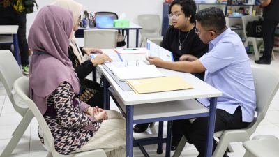 Gubernur Andra Soni Beri Contoh, Gerakan Antar Anak Ambil Rapot Perkuat Pendidikan Karakter